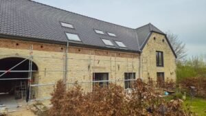 Échafaudage de façade monté le long d’une longère en pierre