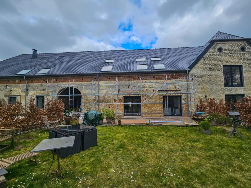 Vue d’ensemble d’un échafaudage de façade monté sur un chantier de rénovation