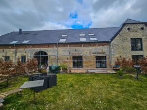 Vue d’ensemble d’un échafaudage de façade monté sur un chantier de rénovation