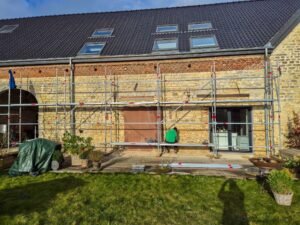 Travaux de rénovation de façade réalisés depuis l’échafaudage