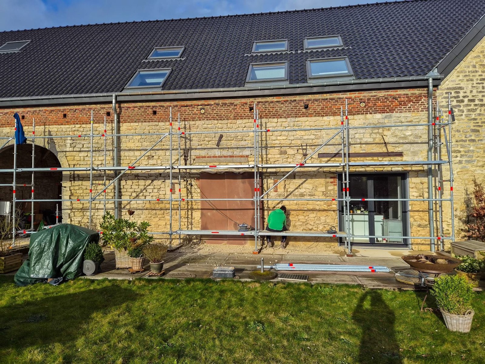 Travaux de rénovation de façade réalisés depuis l’échafaudage
